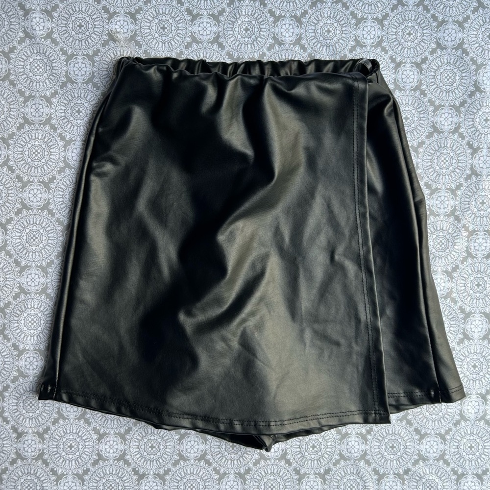 Women leather black skort